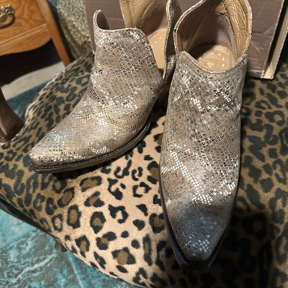New Ariat Dixon women’s booties
